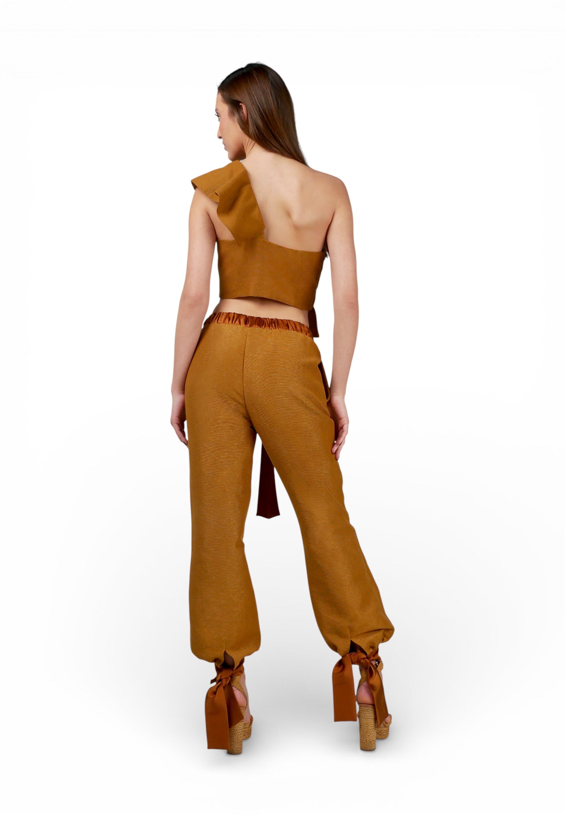 Top Volante Un Hombro Ocre